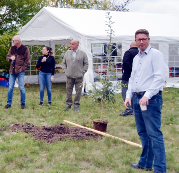 Baumpflanzaktion als Andenken an Seniorchef Heinrich Lang