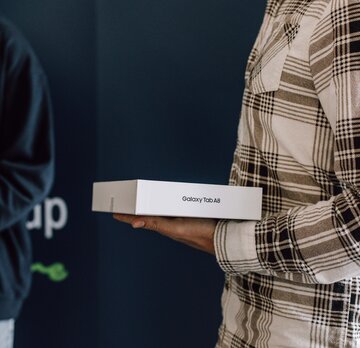 Glückliche Gewinner bei der Tablet-Übergabe am Zukunfts- und Innovationstag